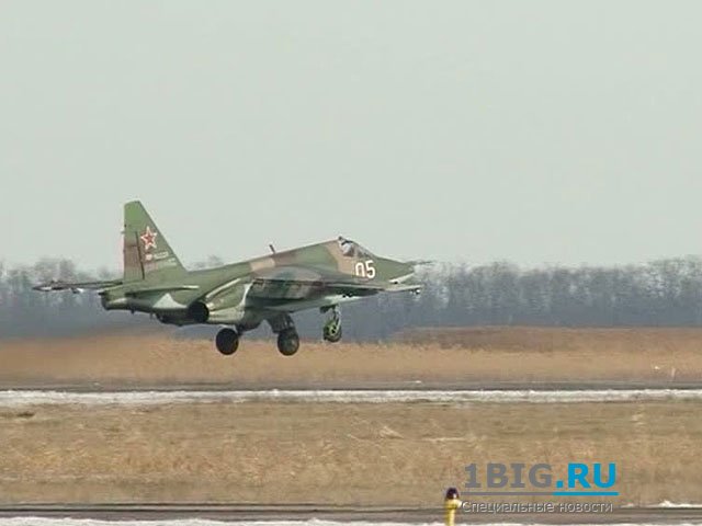 Аэродром приморско ахтарск. Приморско-Ахтарск аэродром военный. Штурмовик Су-25 и пилот. Су 25 катастрофа Приморско Ахтарск. Армия в Приморско-Ахтарске аэродром.