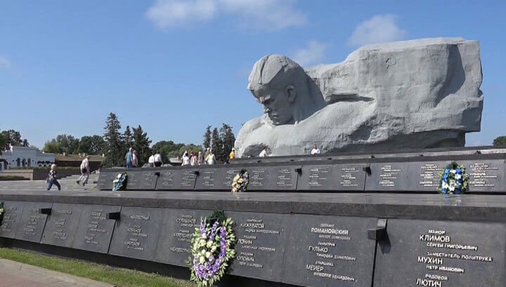 Брест 28. Брест освобожден от фашистских войск. 28.07.1944 Брест освобожден от фашистских войск. 28 Июля 1944 года освобождение Бреста. Брестская крепость 1944.